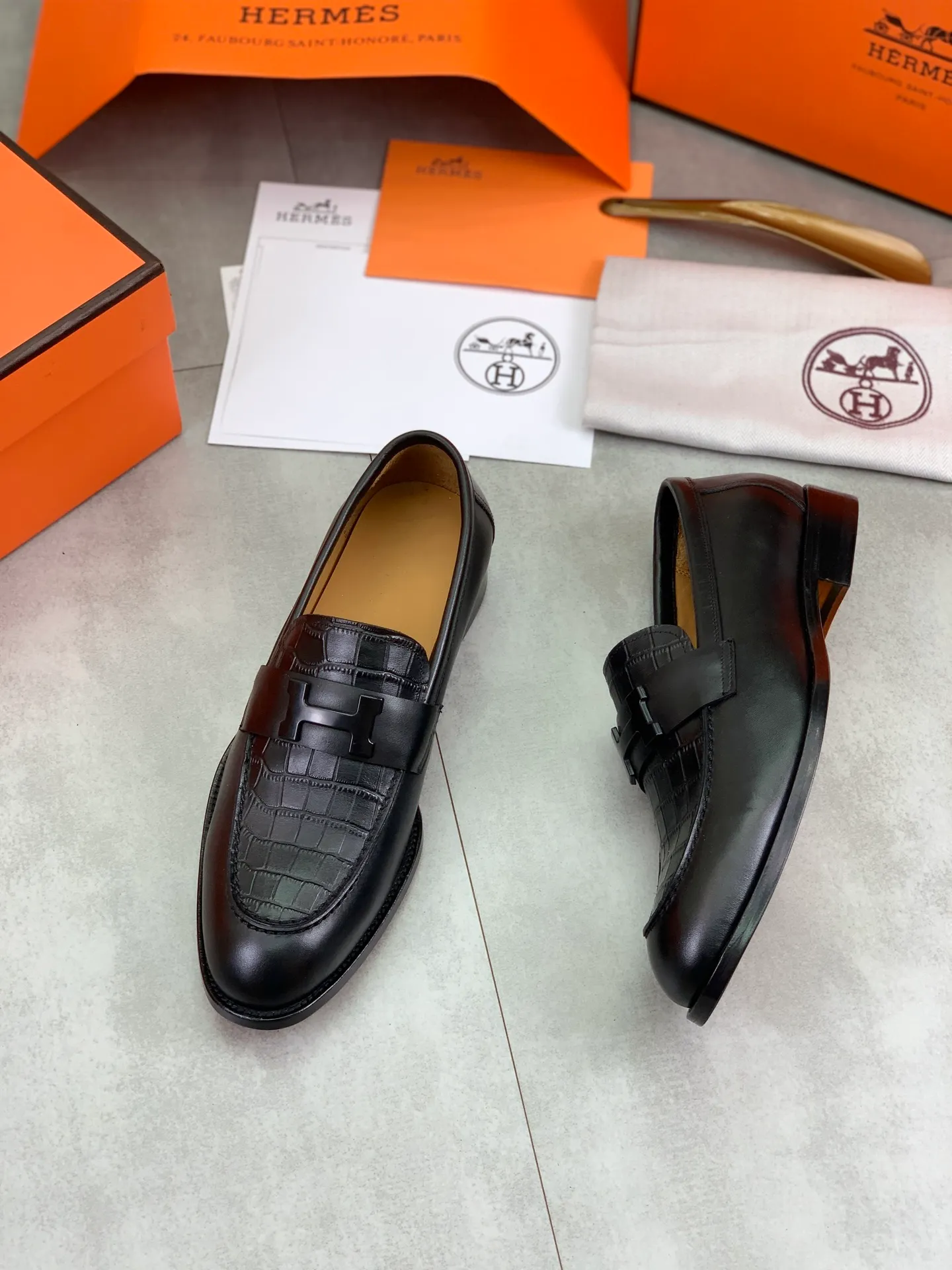 Factory price P980 💰💎💎💎 Original genuine leather outsole Brand: Hermès Grade: Same as the official website Original quality materials: Original soft calfskin Water-dyed cowhide lining Original Italian genuine leather outsole Style categories: Men's fashion Formal casual leather shoes Slip-on men's shoes series Young fashion European and American trends British style Code number: 39-45 (38.46 can be customized)
